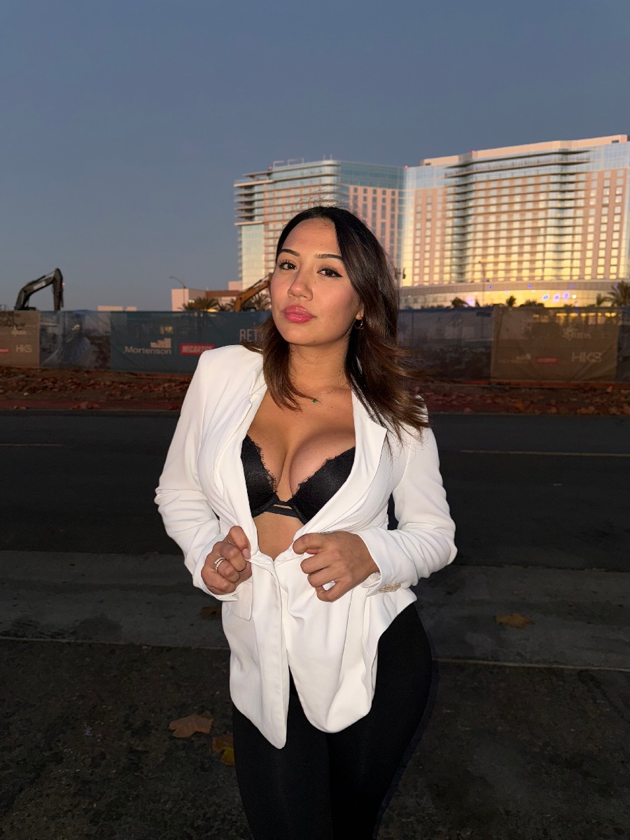 Take a pause and enjoy Ali Cruz — streaming from Koyang