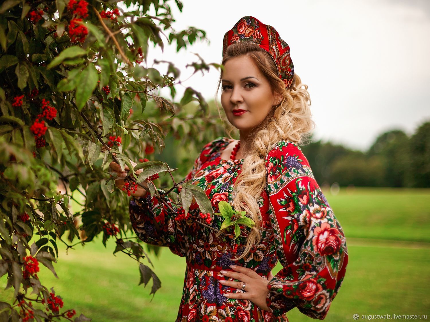Women in Slavic costumes in Koyang