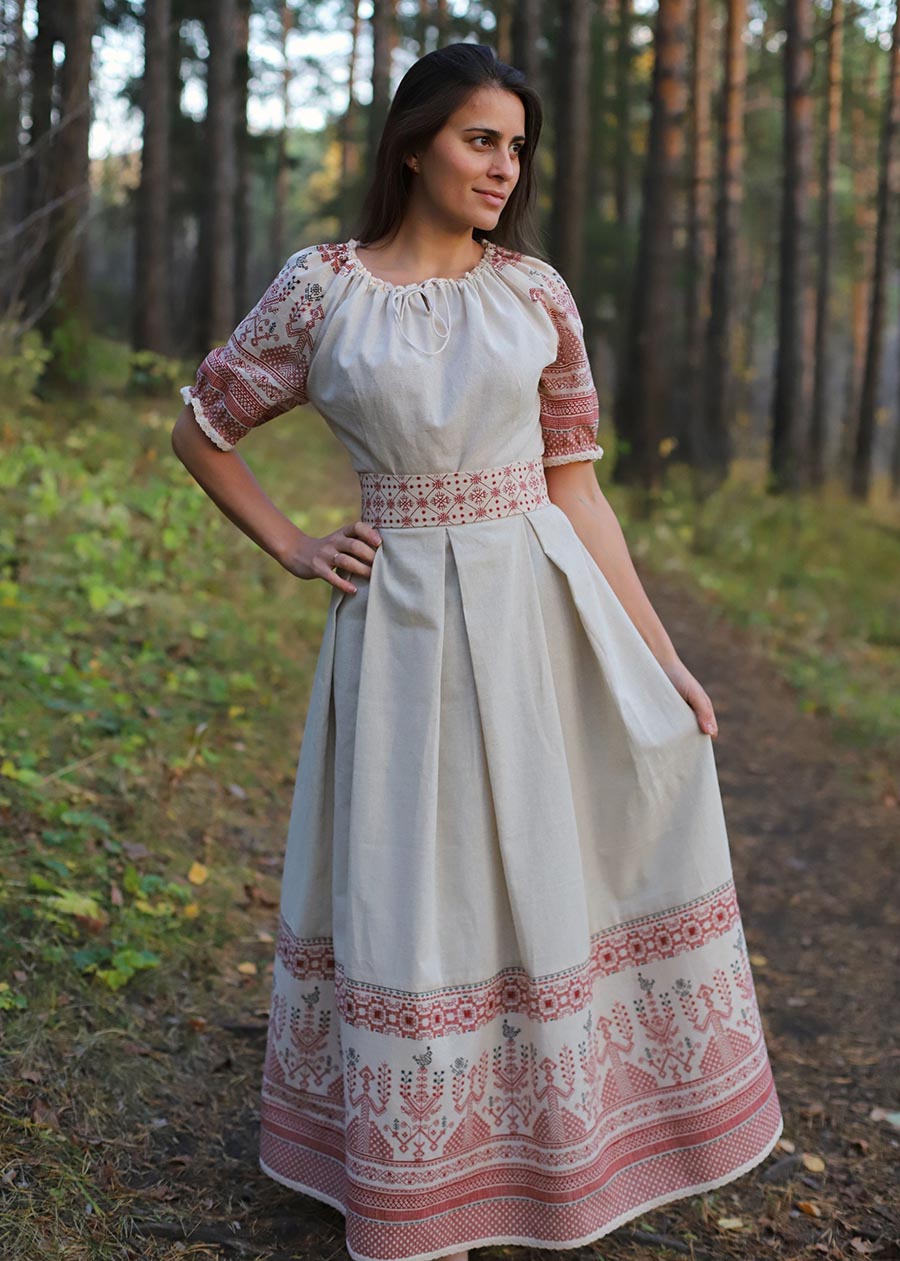 Girls in Slavic costumes in Koyang